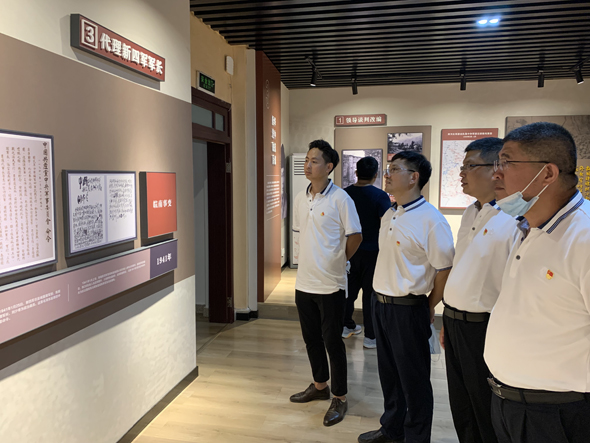 3、察看展覽.jpg